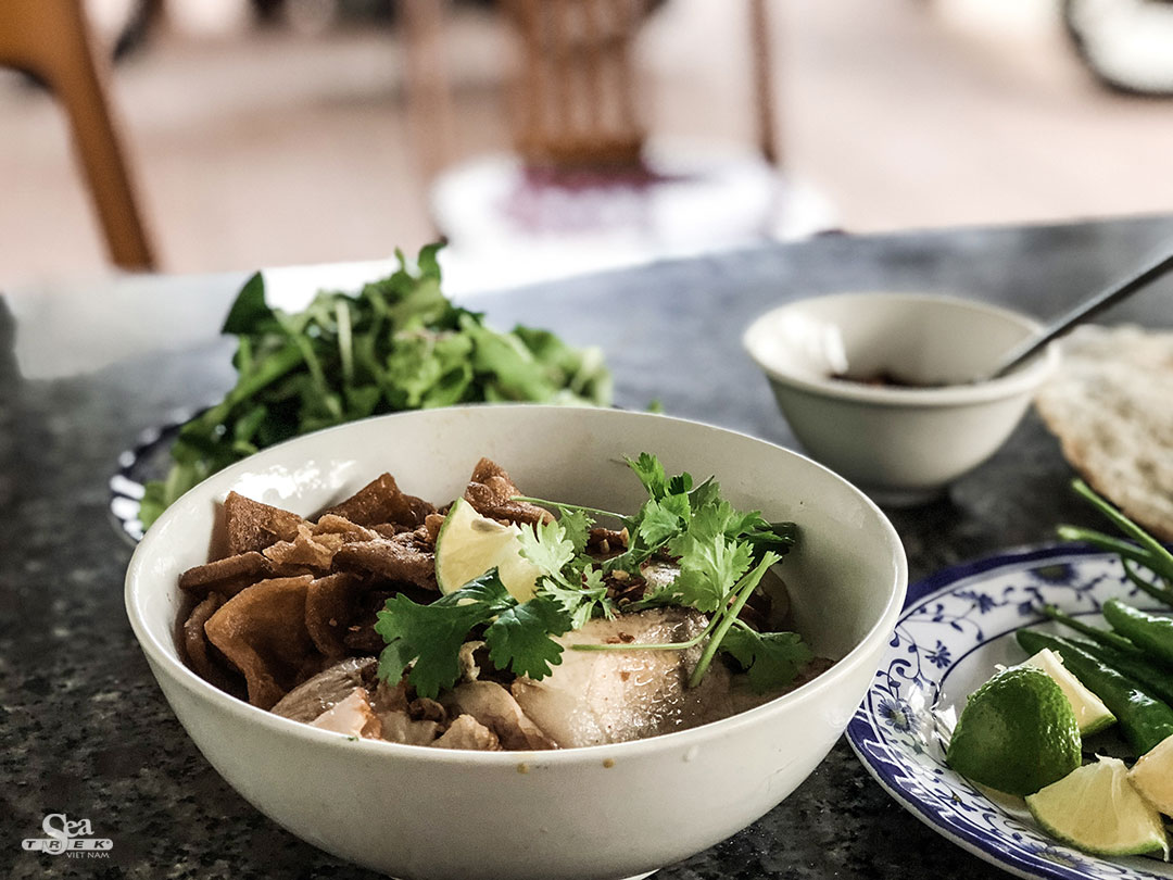 호이안에서 가장 유명한 음식인 까오 러우 (Cao Lầu)